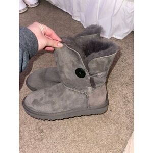 LIKE NEW grey bailey button uggs